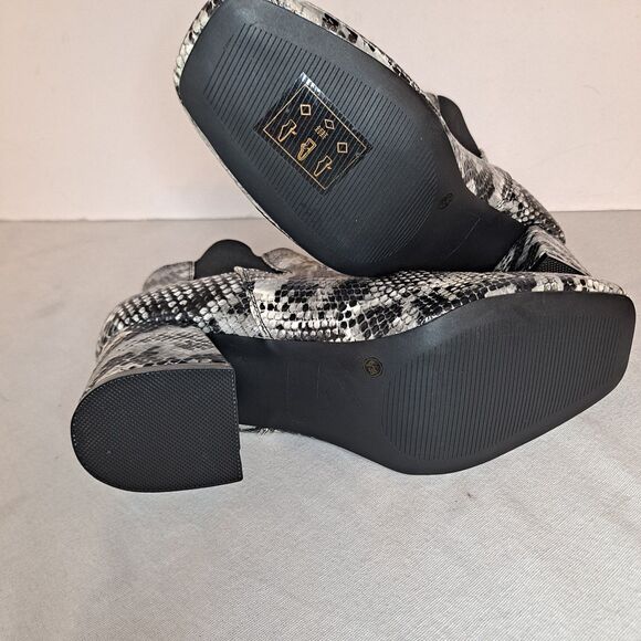 Boohoo Snake Print Chelsea Boots Women's 6 Black White Faux Leather Square Toe - Picture 6 of 10